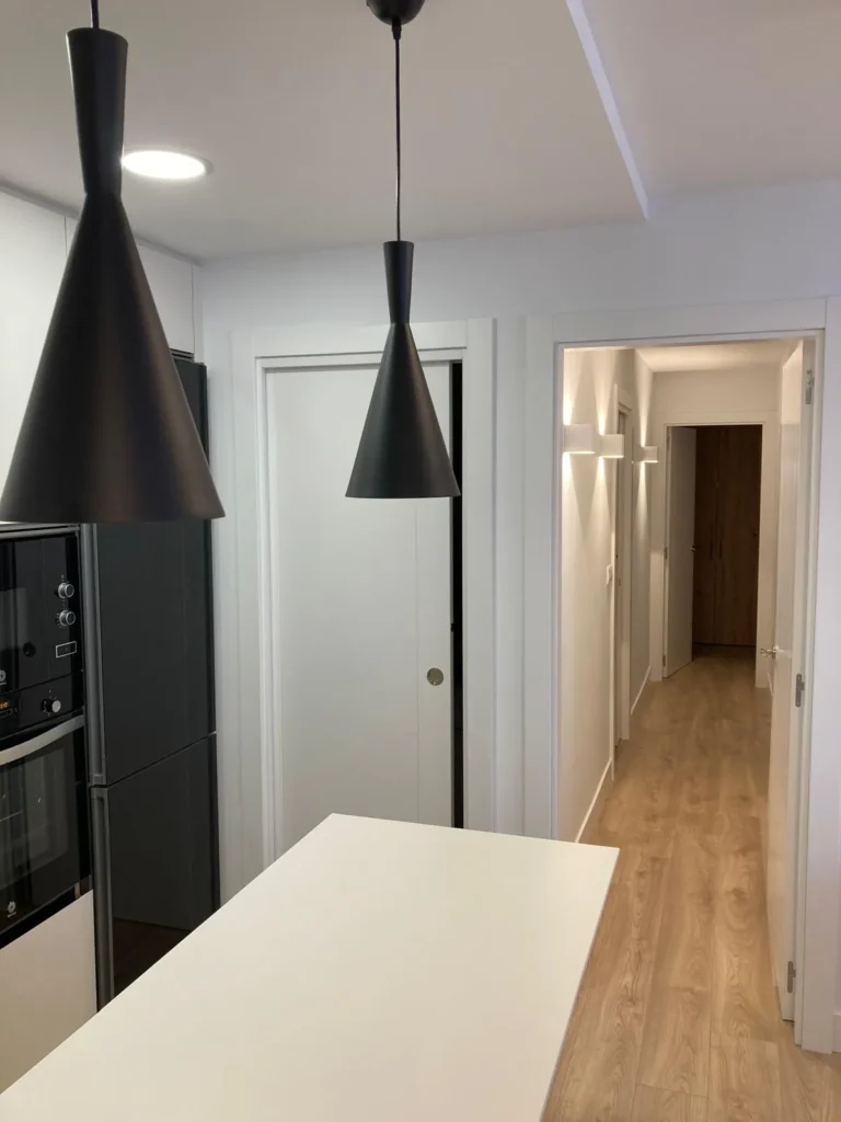 cocina abierta con diseño moderno, reforma integral