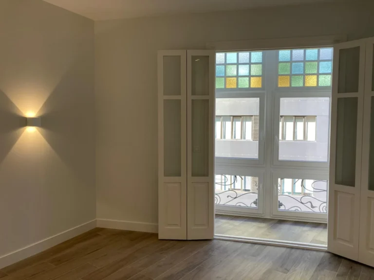 Habitación reformada con diseño minimalista y elegante.